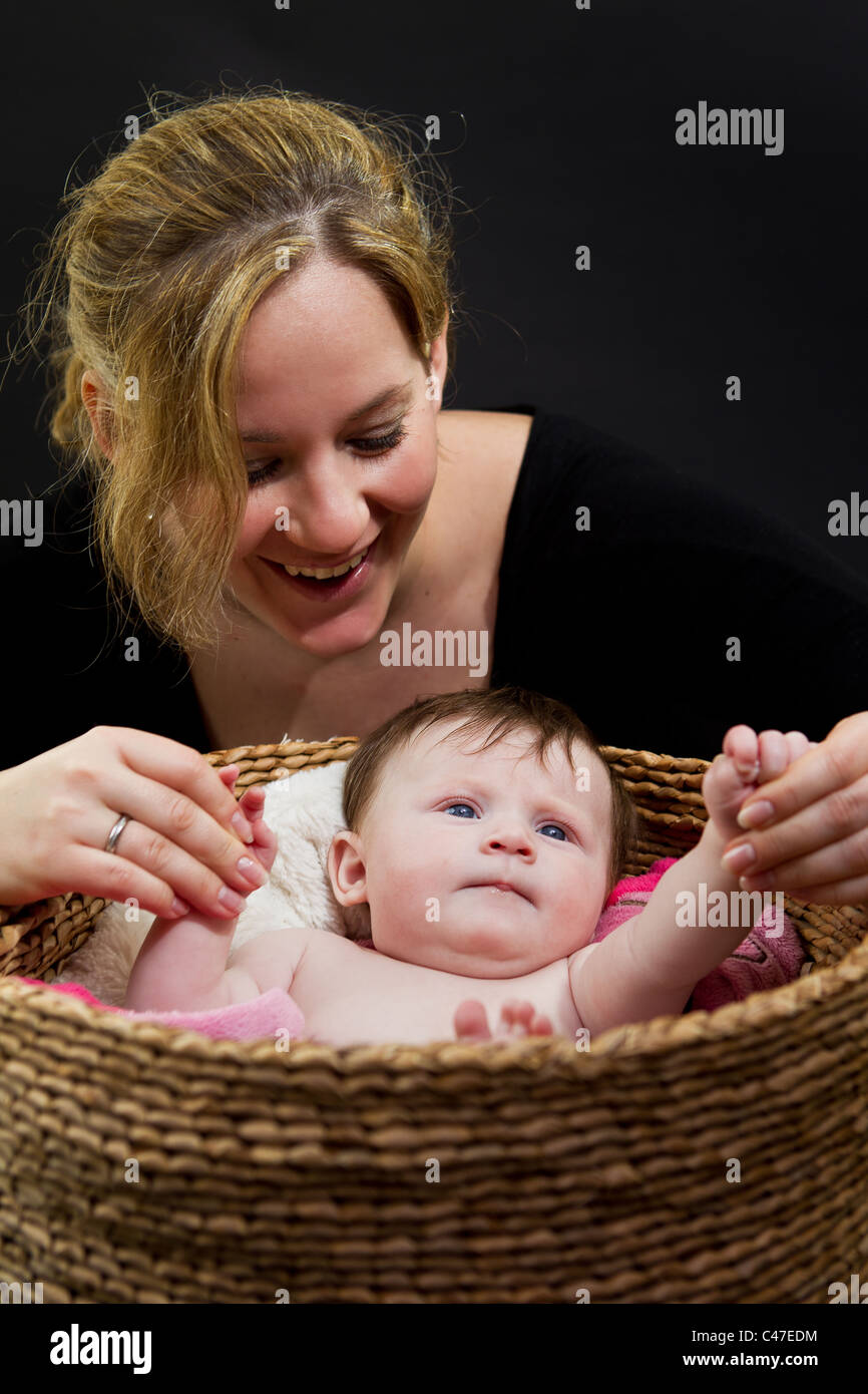 Babymädchen in einen Korb Stockfoto