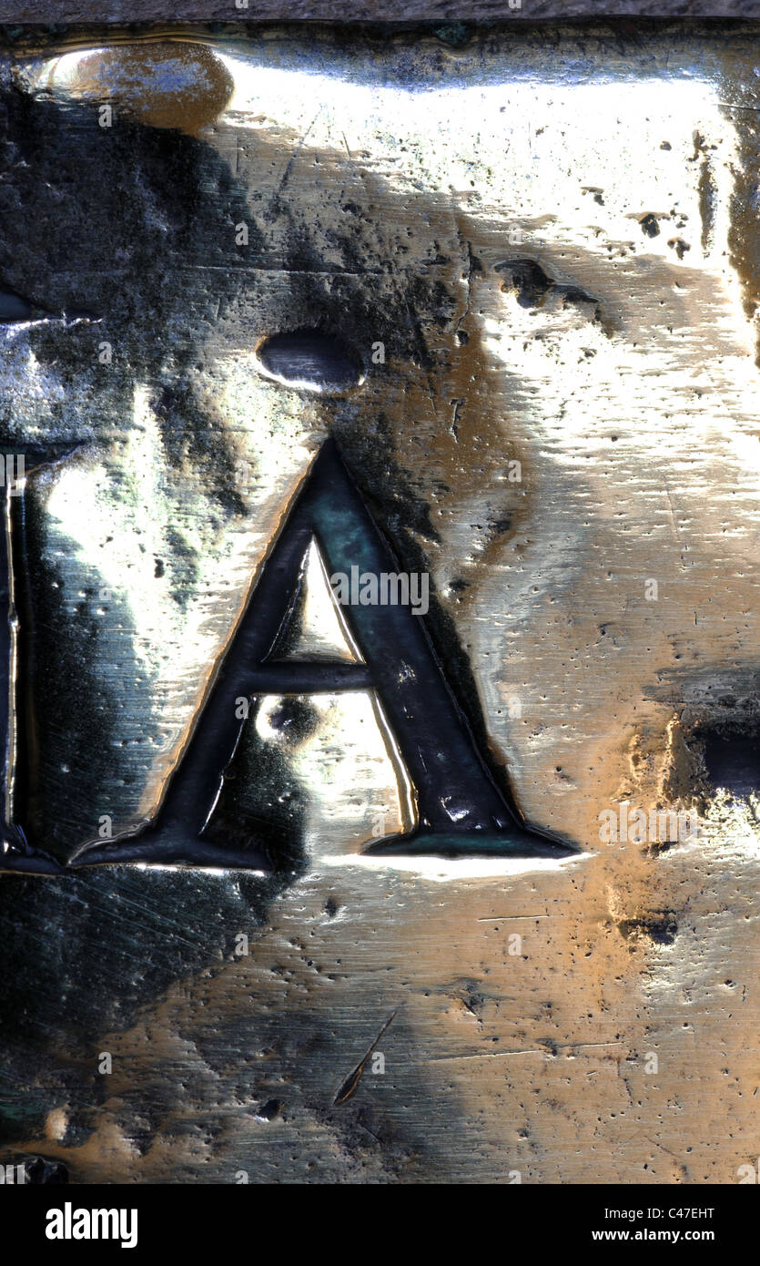 Buchstabe A auf eine alte Messingplakette Stockfoto