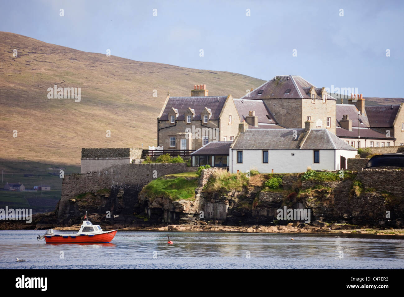 Waterfront-Gebäude auf der Knowe mit Andersons Witwen Häuser mit Blick auf Bressay Ton. Lerwick Shetland Inseln Schottland UK British Isles. Stockfoto