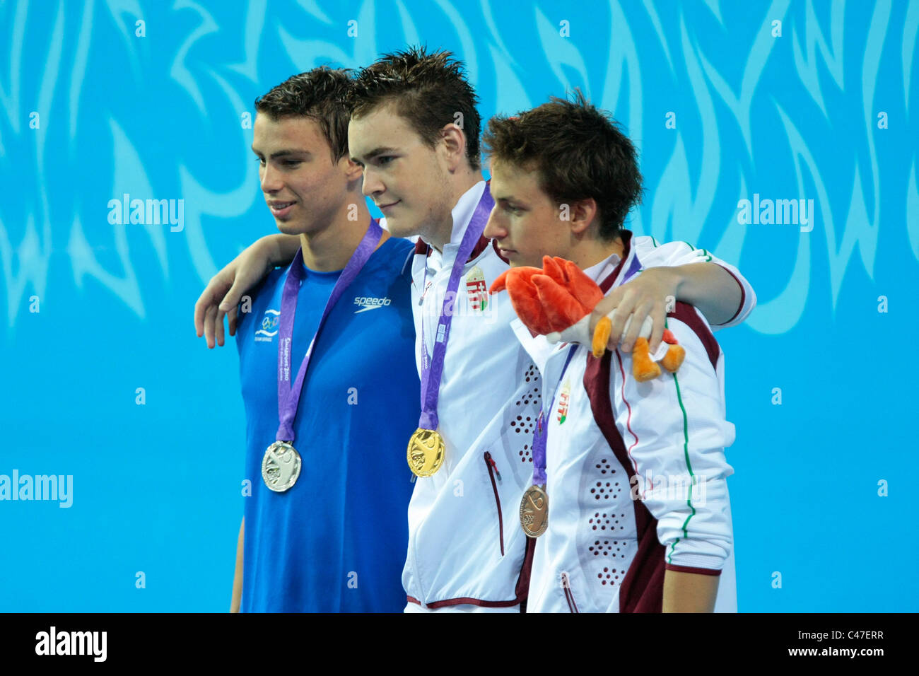 Herren 200m Rückenschwimmen Medaillengewinner, Balazs Zambo von Hungary(right), Yakov Toumarkin von Israel(left) und Peter Bernek Polens. Stockfoto