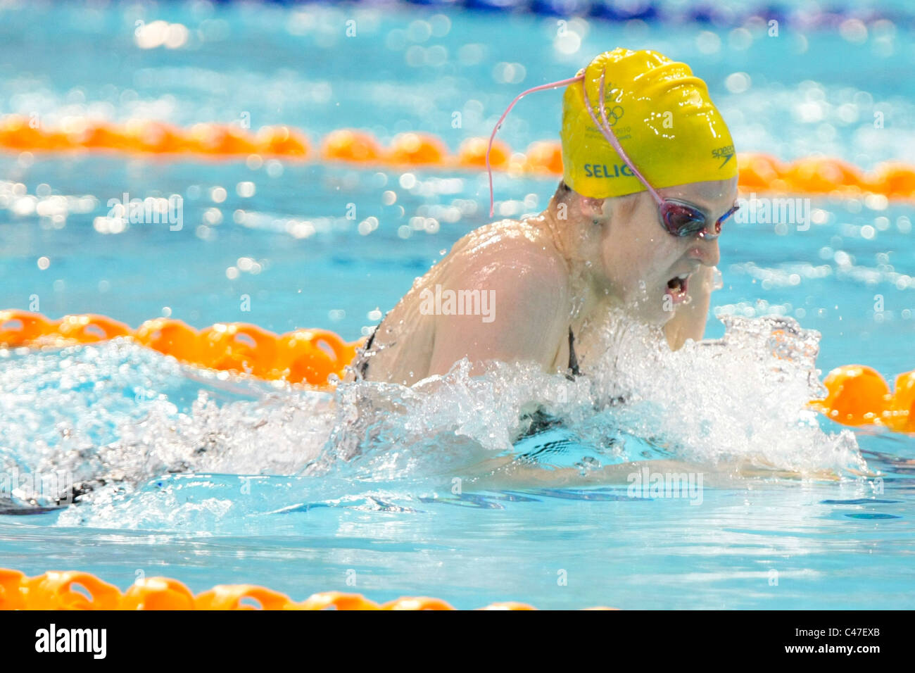 Emily Selig Team Australiens im gemischten 4x100m Medley Relay Finale konkurrieren. Stockfoto