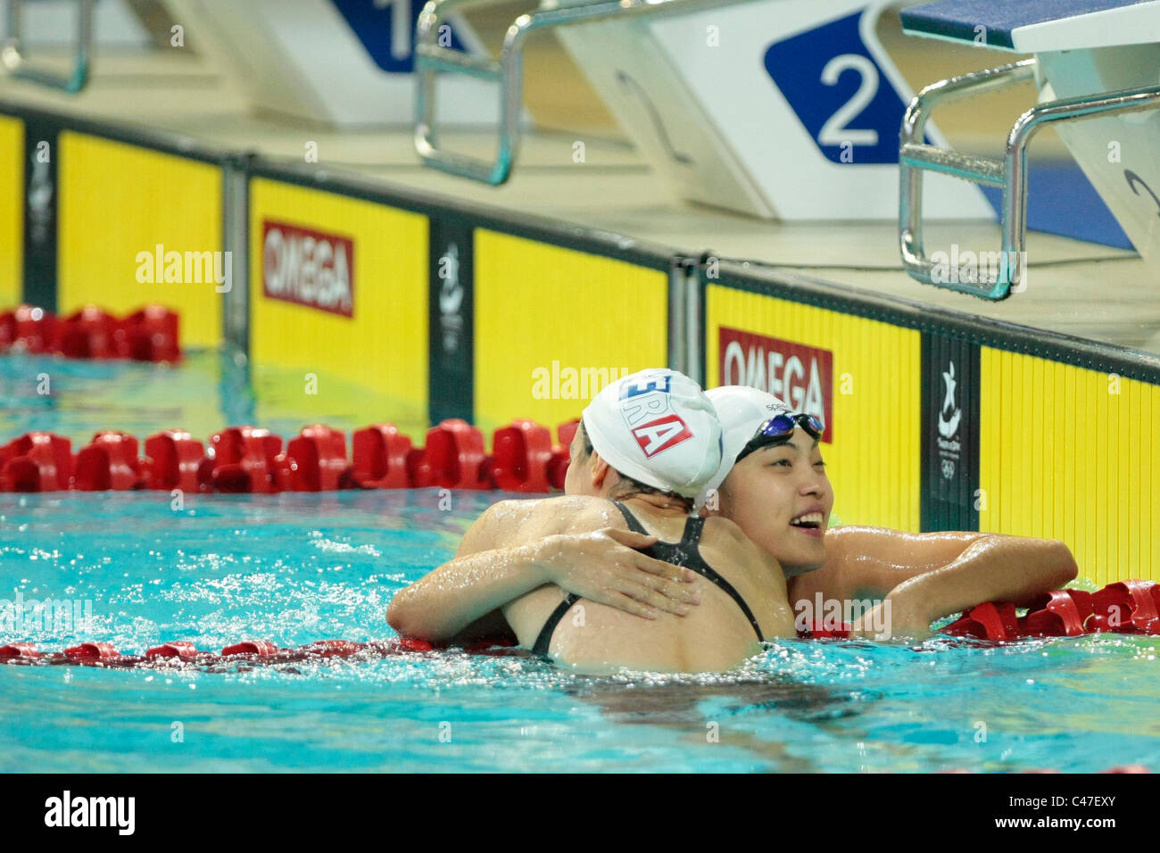 Tang Yi China(right) ist gratuliert Anna Santamans von France(left) nach der Frauen 50-m-Freistil-Final. Stockfoto