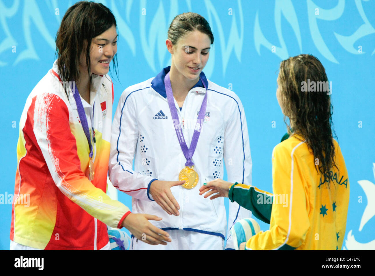 Damen 50m Freistil Finale Medaillengewinner, Australiens Emma McKeon(right), Chinas Tang Yi(right) und Frankreichs Anna Santamans. Stockfoto