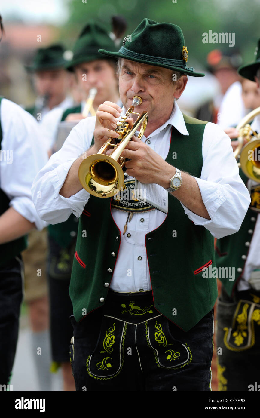Musiker in typisch bayerischer Tracht auf Volksfest in Bayern, Deutschland Stockfoto