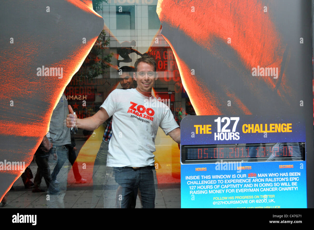 127 Hours herausfordern Zoo Magazin HMV Shop Fenster Oxford Street London Stockfoto