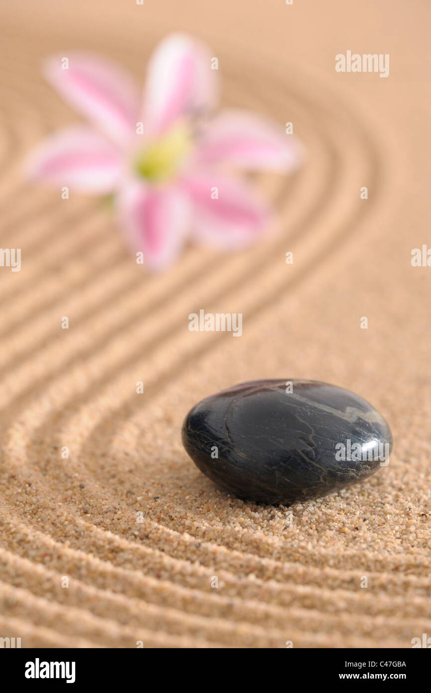 Zen-Harmonie und Energie im Sand mit Steinen Stockfoto