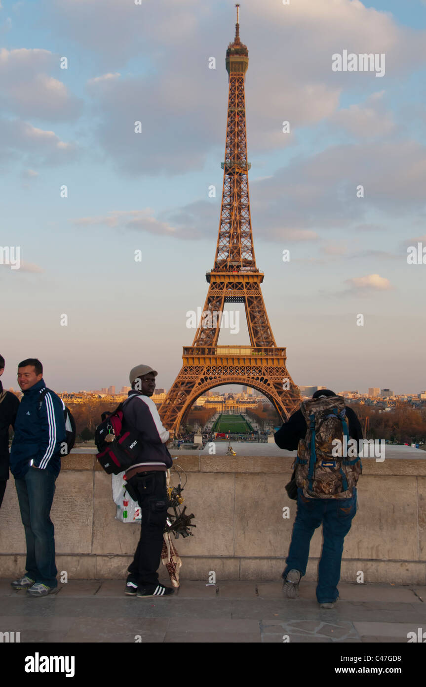 Paris, Frankreich, Jugendliche Touristen Trocadero, afrikanische Souvenir Street Hawker mit Blick auf Eiffelturm Stockfoto