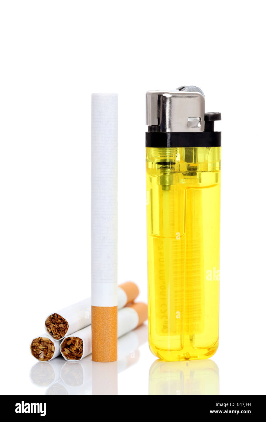 Feuerzeug und Zigaretten isoliert auf weißem Hintergrund Stockfoto