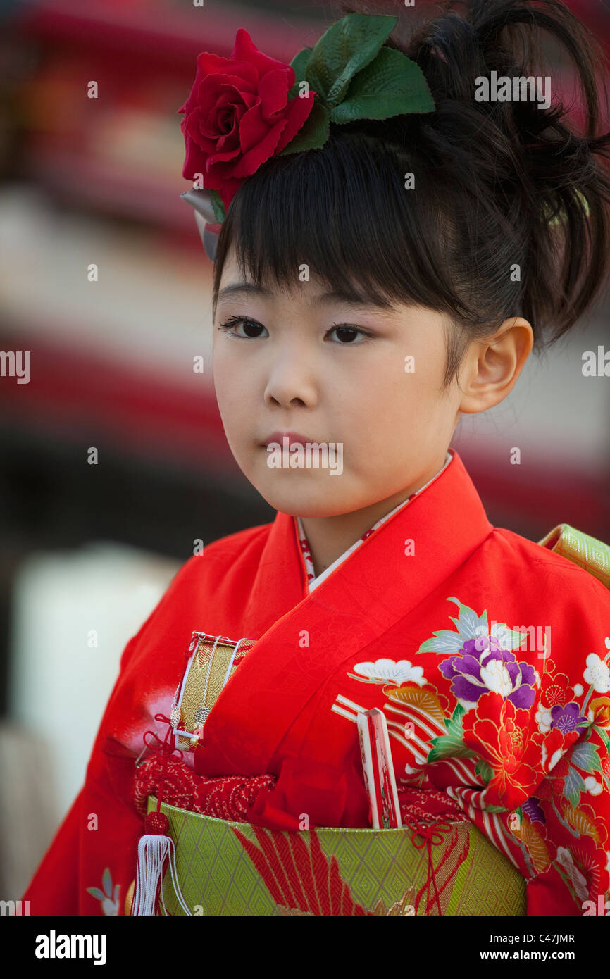 Junges Mädchen im Kimono in der Nähe von Matsumoto Castle während Shichi-Go-San (7-5-3) Feier, Matsumoto, Nagano, Japan. Stockfoto