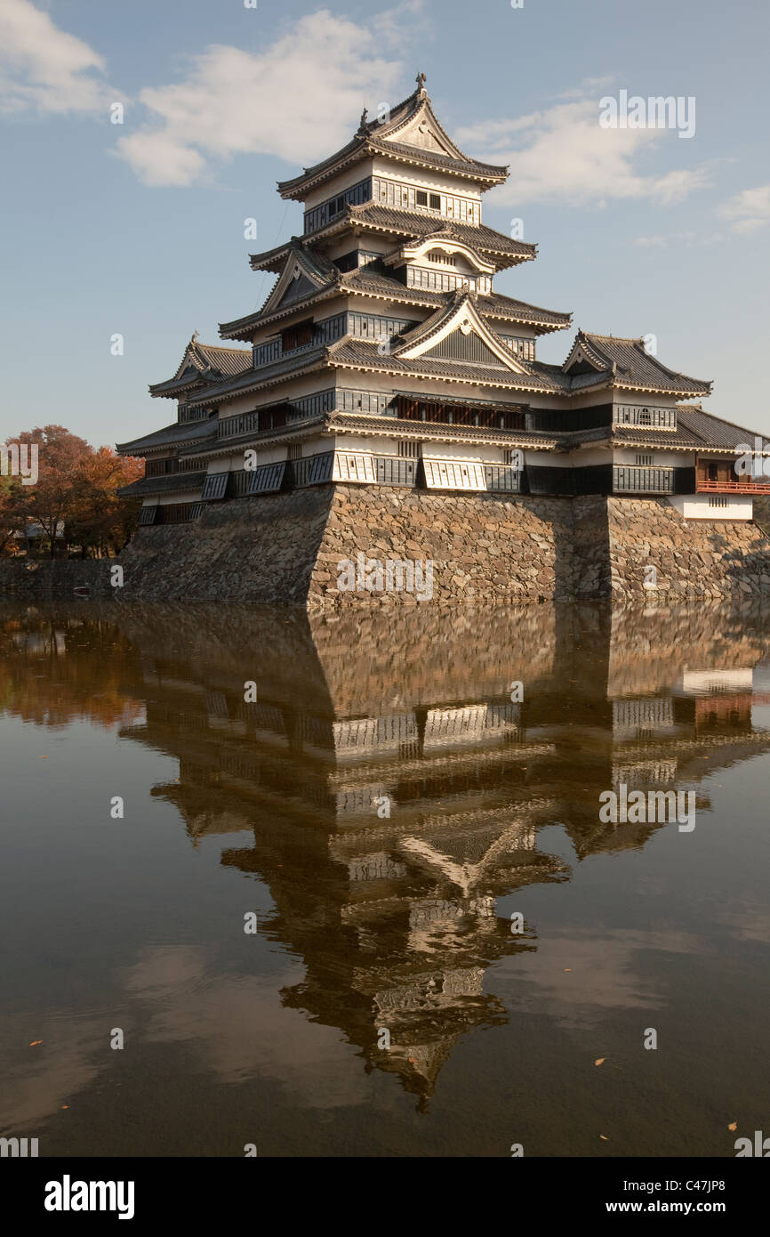 Matsumoto Castle, Wassergraben und Reflexionen, Matsumoto, Präfektur Nagano, Japan. Stockfoto