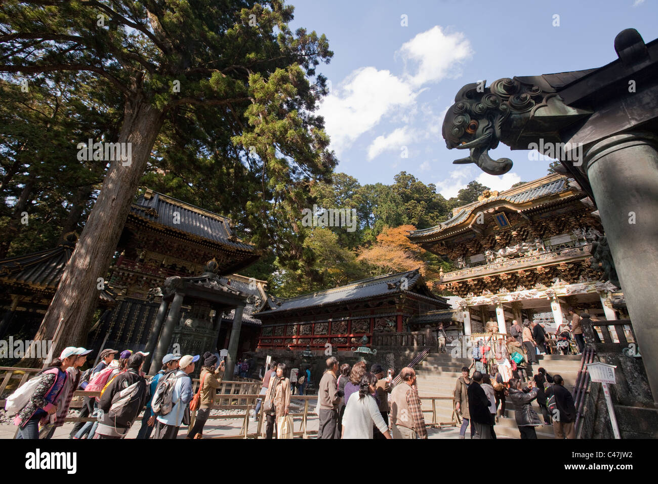 Besucher am Yomei-Mo, ein nationaler Schatz und das Haupttor an Tosho-gu Schrein, Nikko, Tochigi Präfektur, Japan. Stockfoto