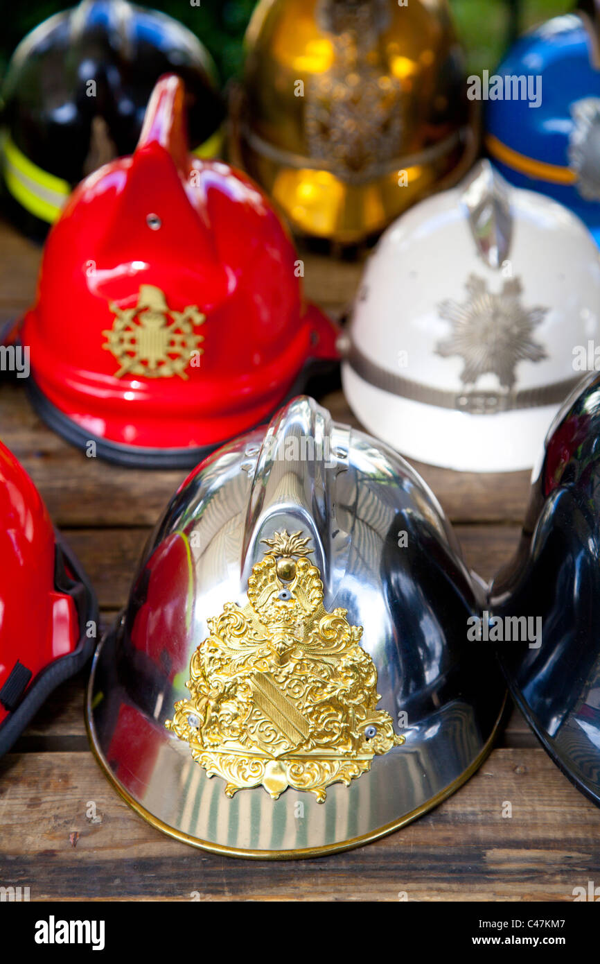 Bunte Feuerwehrhelme Stockfoto