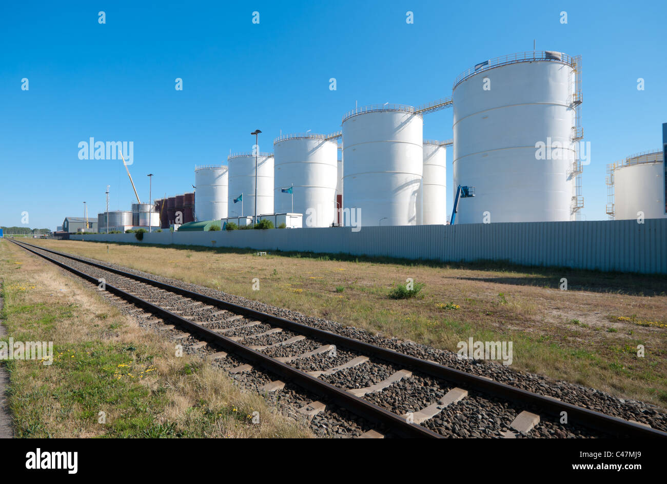 große weiße Tanks für Benzin und Öl im Hafen von Rotterdam Stockfoto