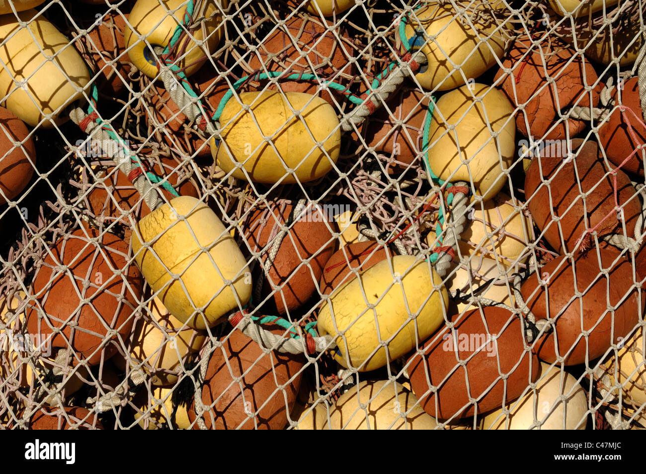 Kunststoff Angeln schwimmt & Fischernetze oder ziehen Netz auf Das Quayside am Sète Hérault Frankreich Stockfoto