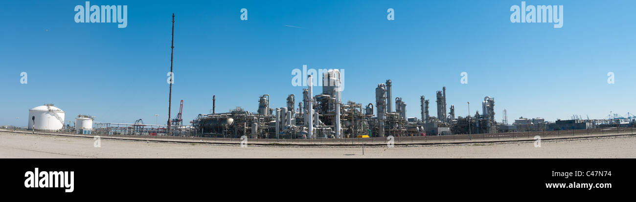 Panorama Bild von einer Ölraffinerie am Rotterdamer Hafen Stockfoto