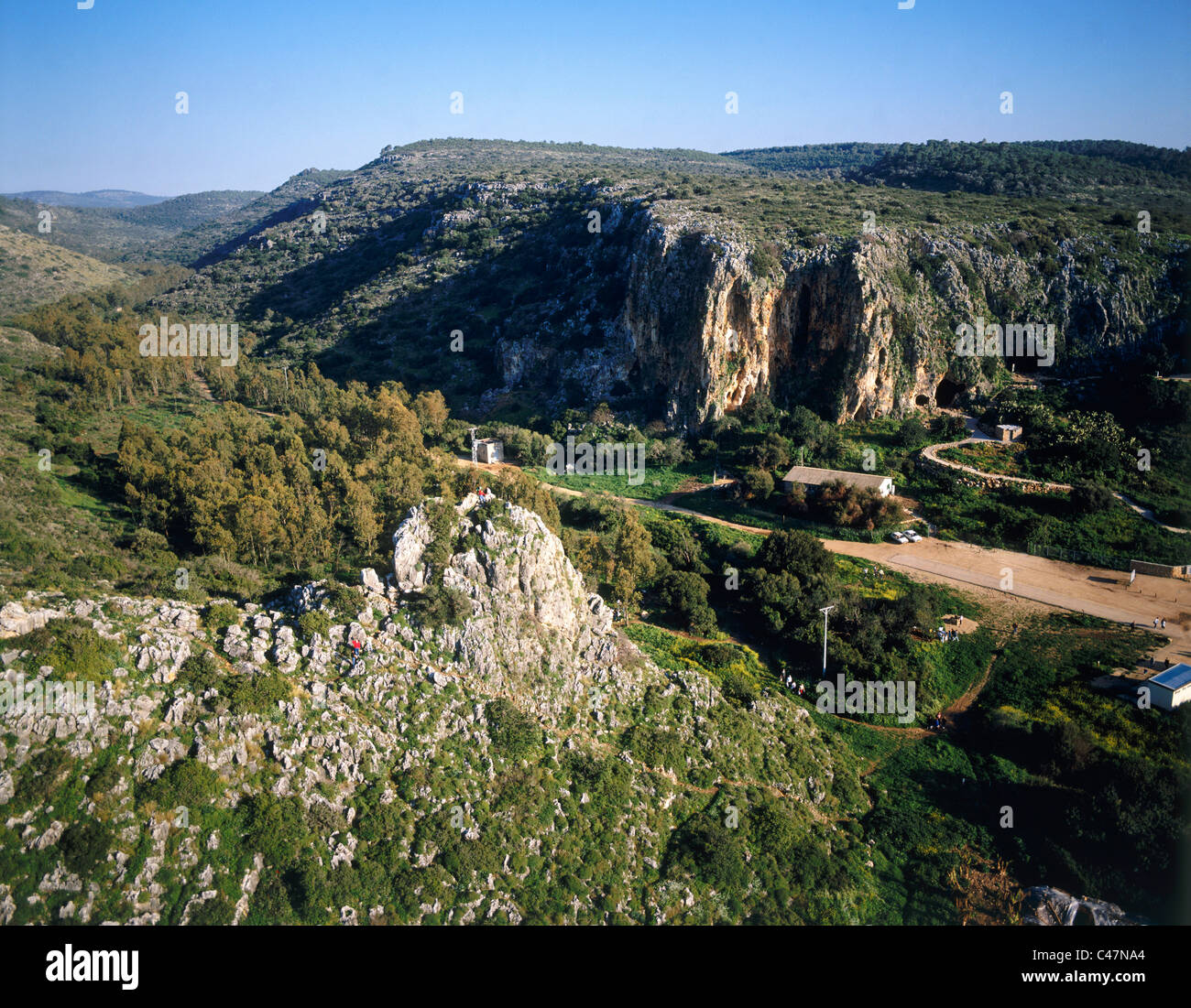 Luftbild von der prähistorischen Höhlen in den Bergen von Carmel Stockfoto