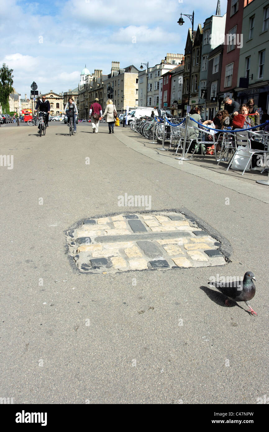 Ein Steinkreuz in der Mitte der Broad Street in Oxford Kennzeichnung der Stelle, wo Cranmer, Latimer und Ridley im 14. Jahrhundert verbrannt wurden Stockfoto