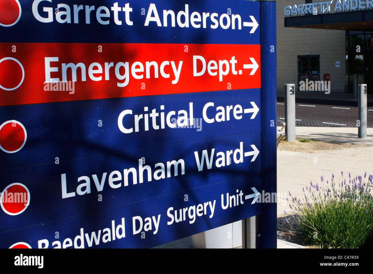 NHS-Krankenhaus-Beschilderung außerhalb beschäftigt UK-Krankenhauses, einschließlich Notfall Dept Zeichen Stockfoto