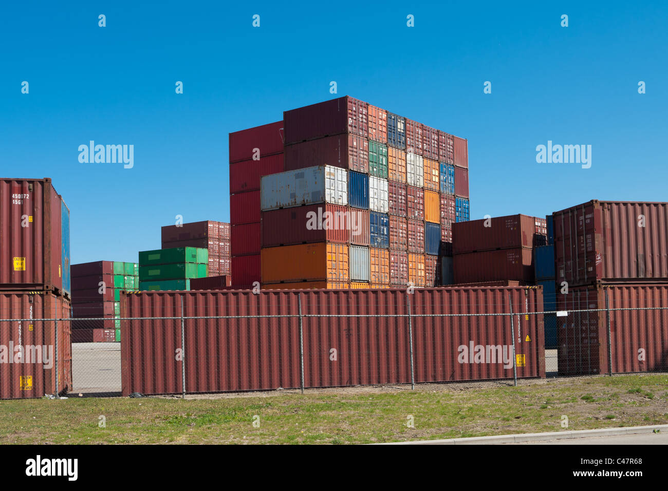 Seecontainer häuften sich auf einem großen Industriegebiet im Hafen von Rotterdam Stockfoto
