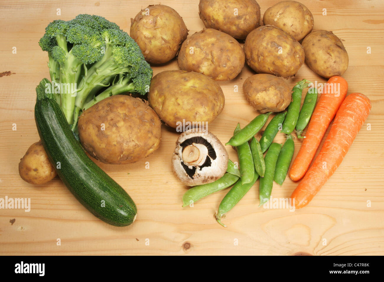 Auswahl an frischem Gemüse auf einem Holzbrett Stockfoto
