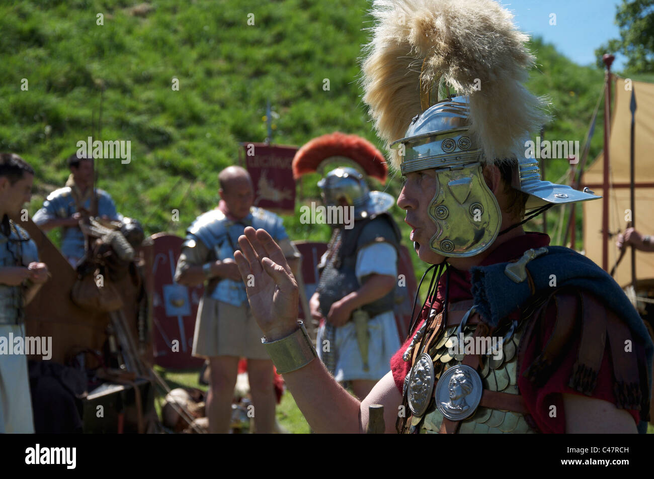 Ein römischer Hauptmann von der Leg ii avg Historische Re-enactment-Gruppe während einer Anzeige an Maumbury Rings in Dorchester, Dorset, England, Vereinigtes Königreich. Stockfoto