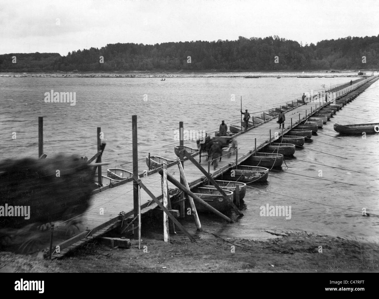 Pontonbrücke über Neman River in der Nähe von Jurbarkas, 1915 Stockfoto