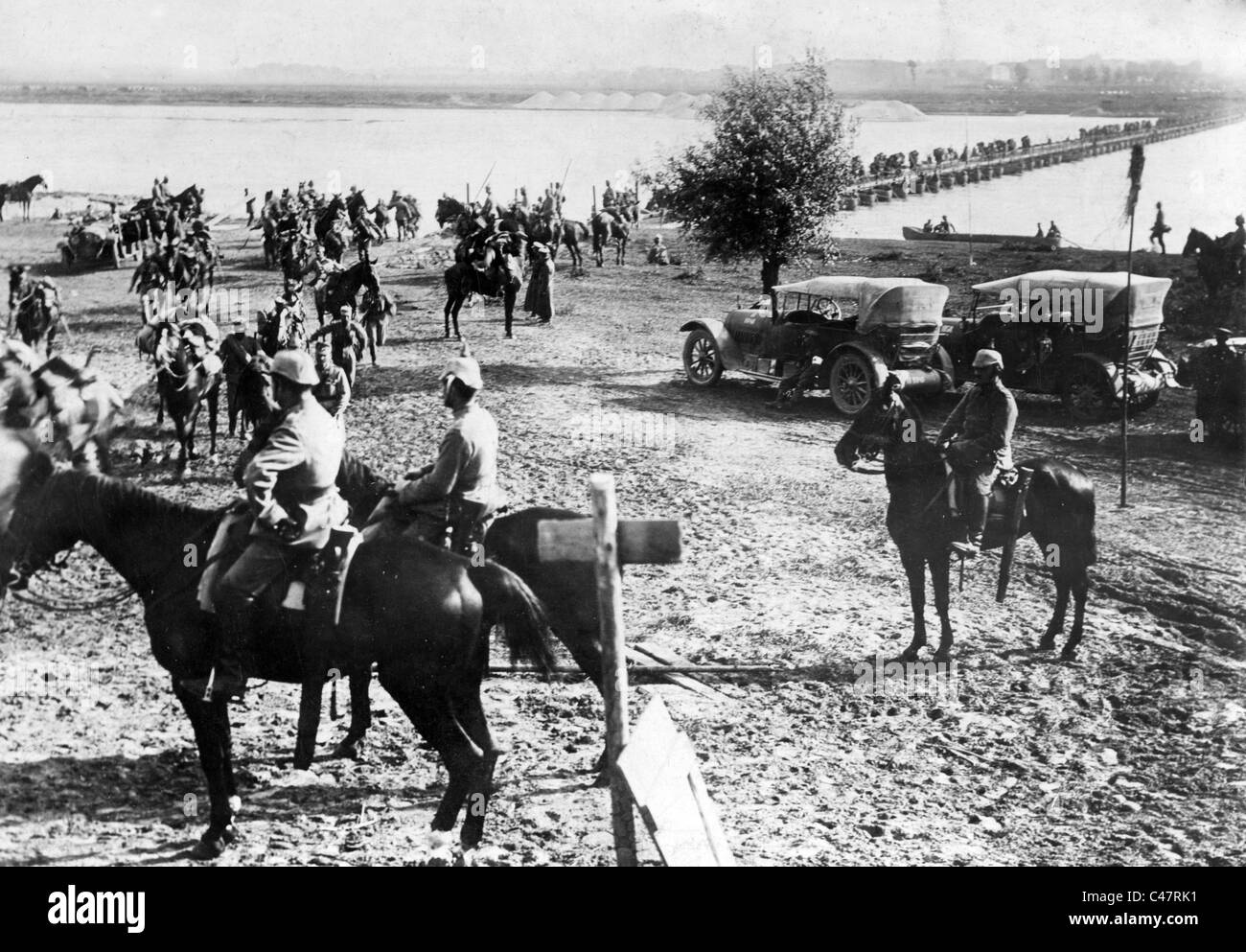 Deutsche Soldaten vor einem Vistula Kreuzung in Warschau, 1915 Stockfoto