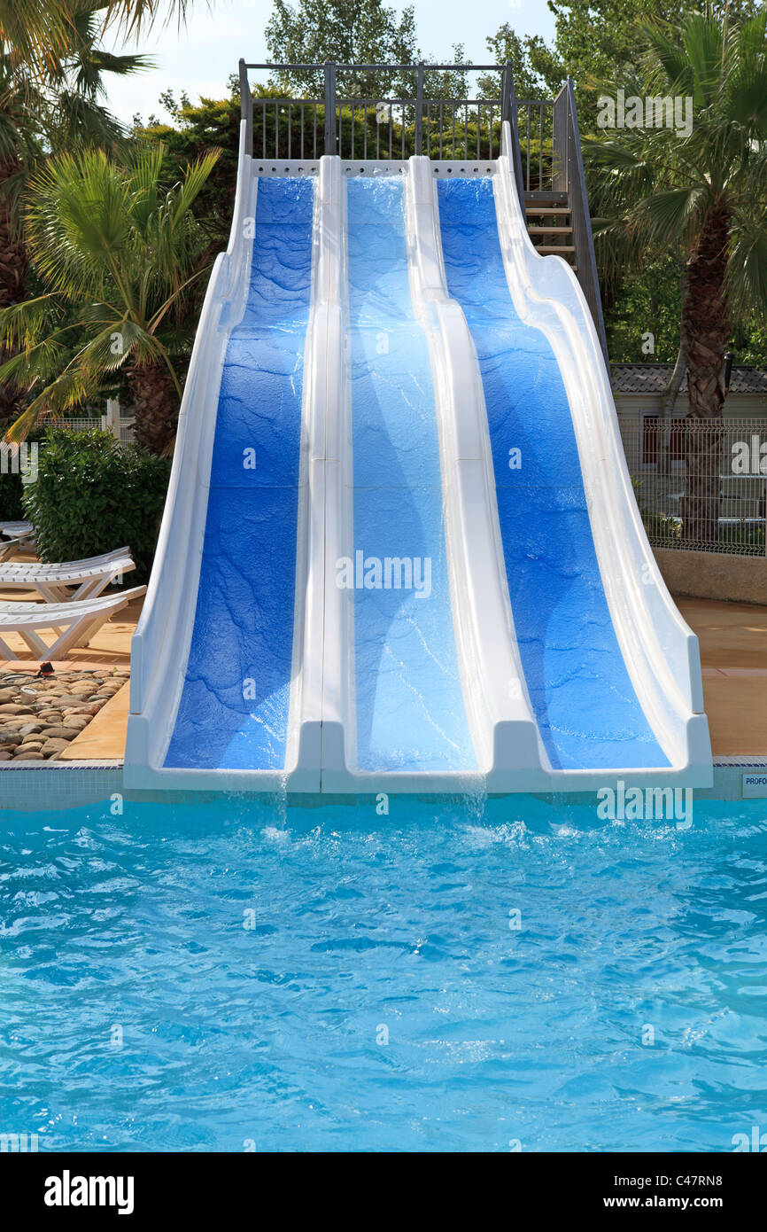Schwimmbad mit Rutschen im Urlaub in tropischer Umgebung Stockfotografie -  Alamy