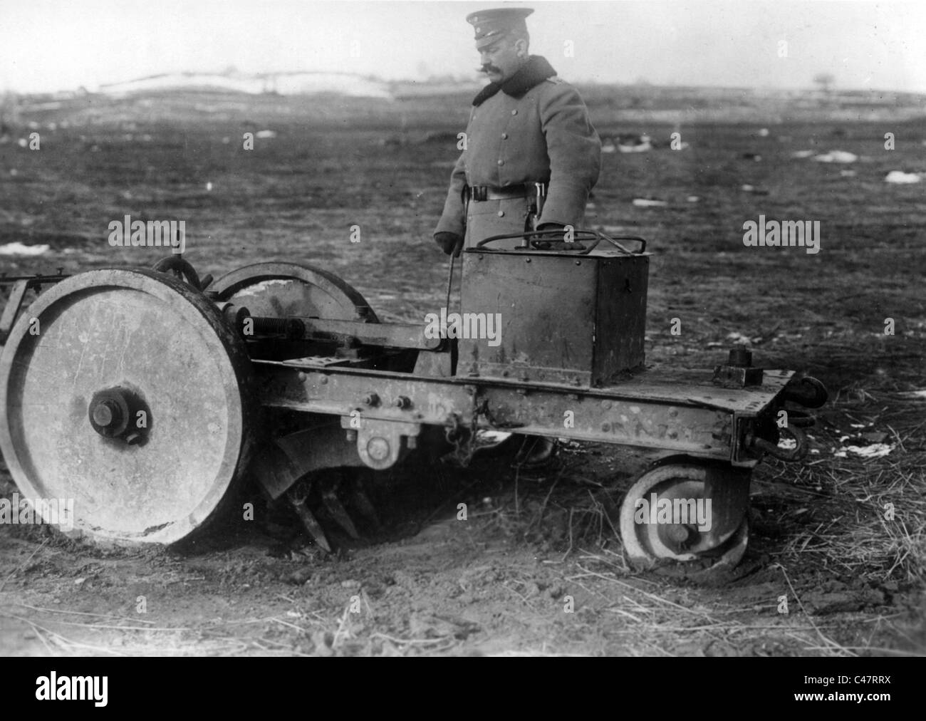 Deutscher Soldat mit einer erbeuteten russischen Maschine, 1915 Stockfoto