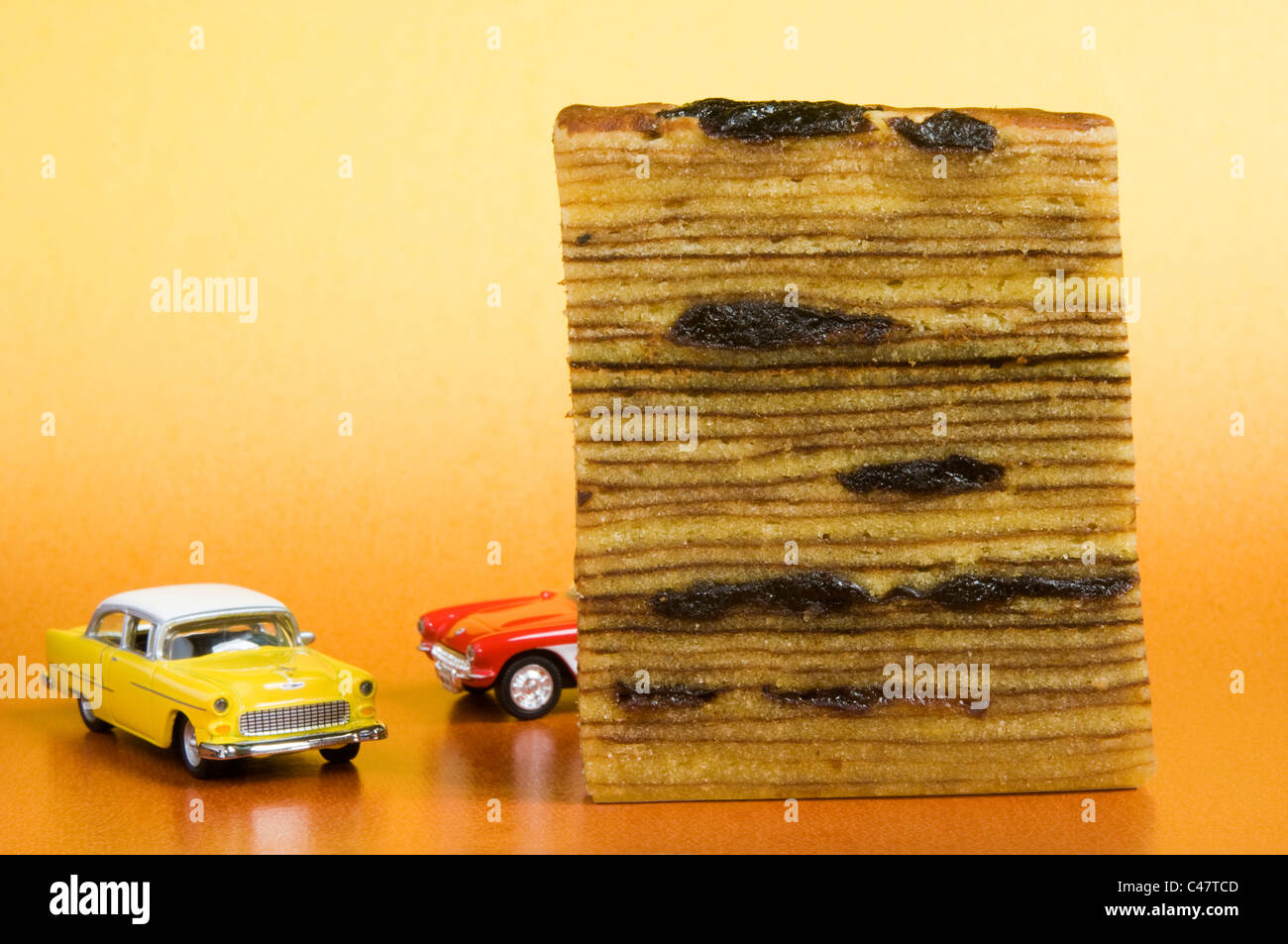 Dünne Schicht Kuchen mit Miniatur-Spielzeug-Autos Stockfoto