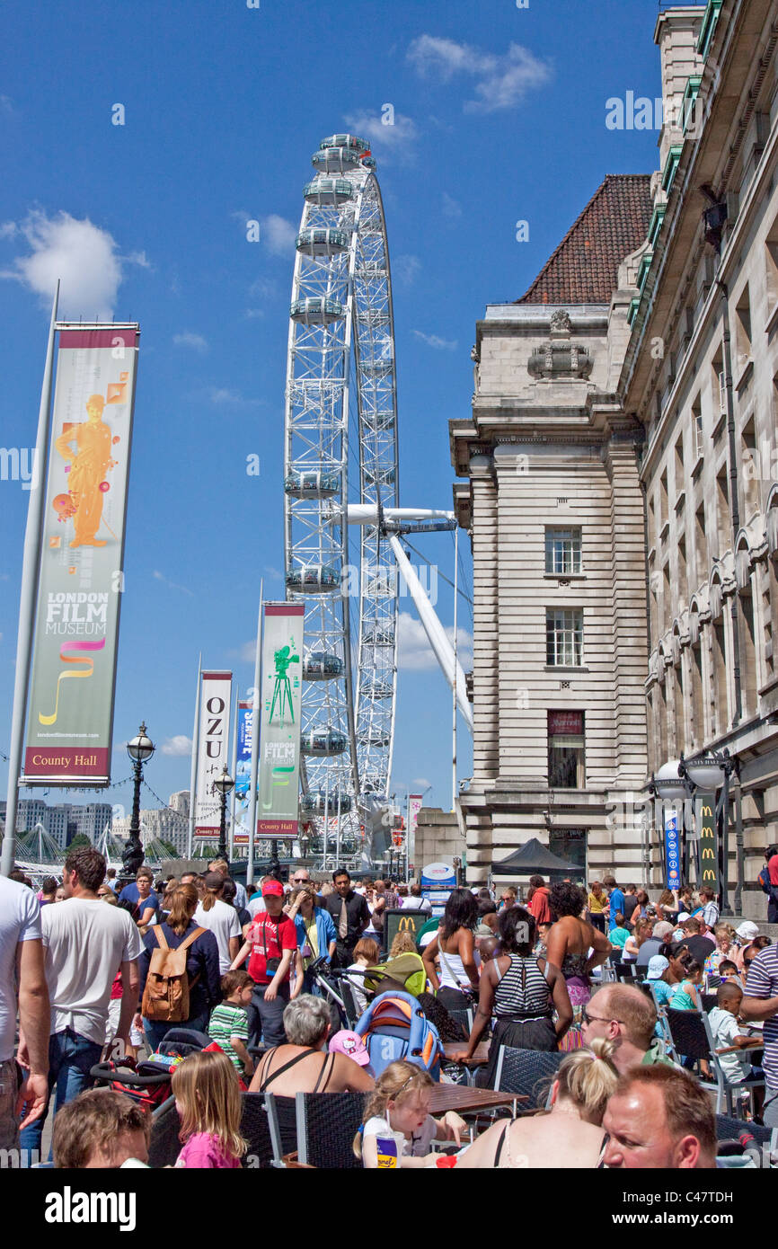 Das London Eye am Südufer der Themse in London.  Eine sehr beliebte Touristenattraktion. Stockfoto