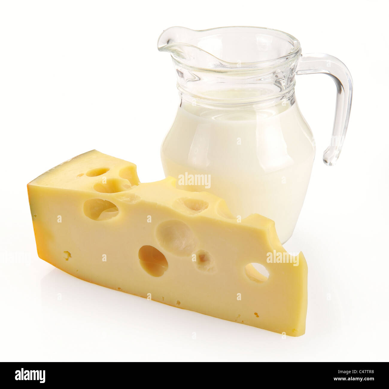 Krug mit Milch und Käse auf einem weißen Hintergrund Stockfoto