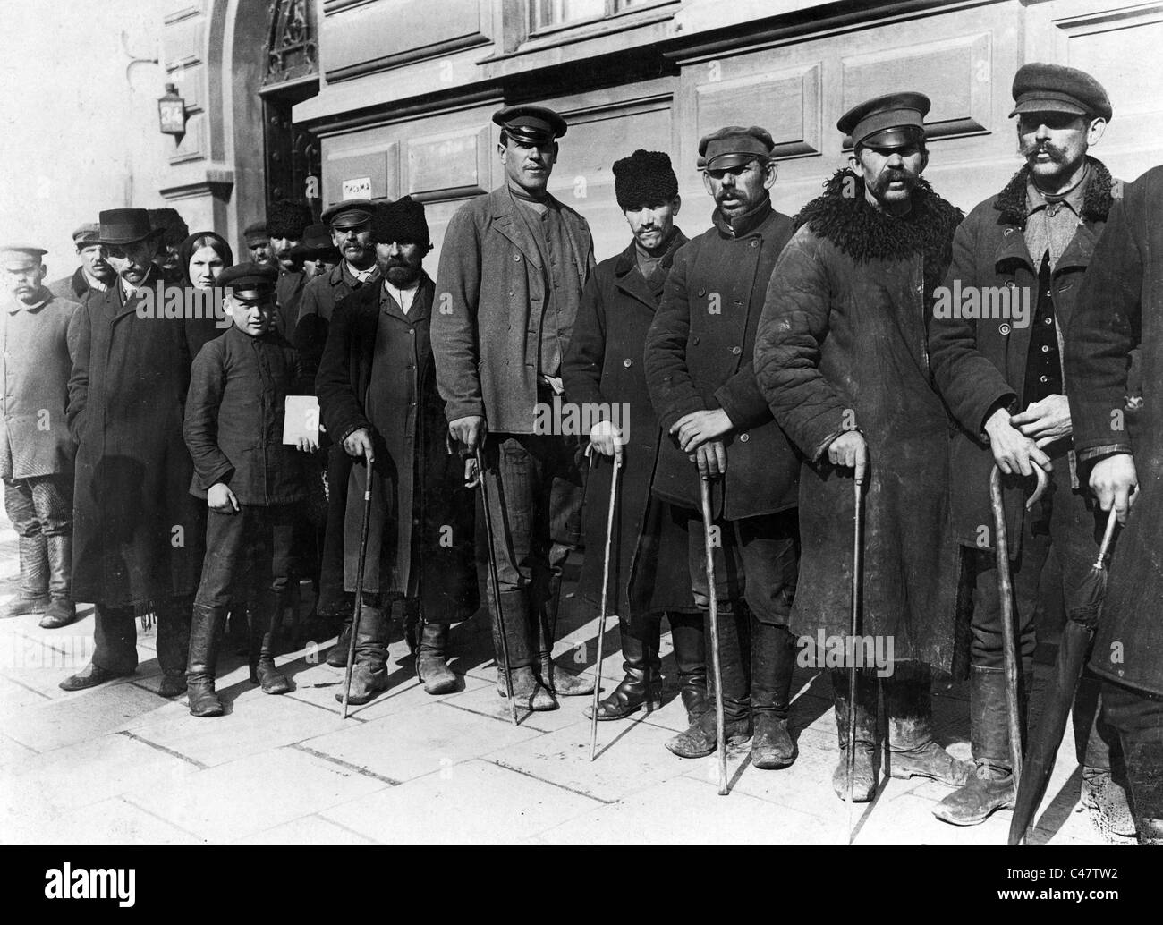 Russische Männer verpflichtet, Militärdienst, eingefangen von deutschen Soldaten, 1914 Stockfoto