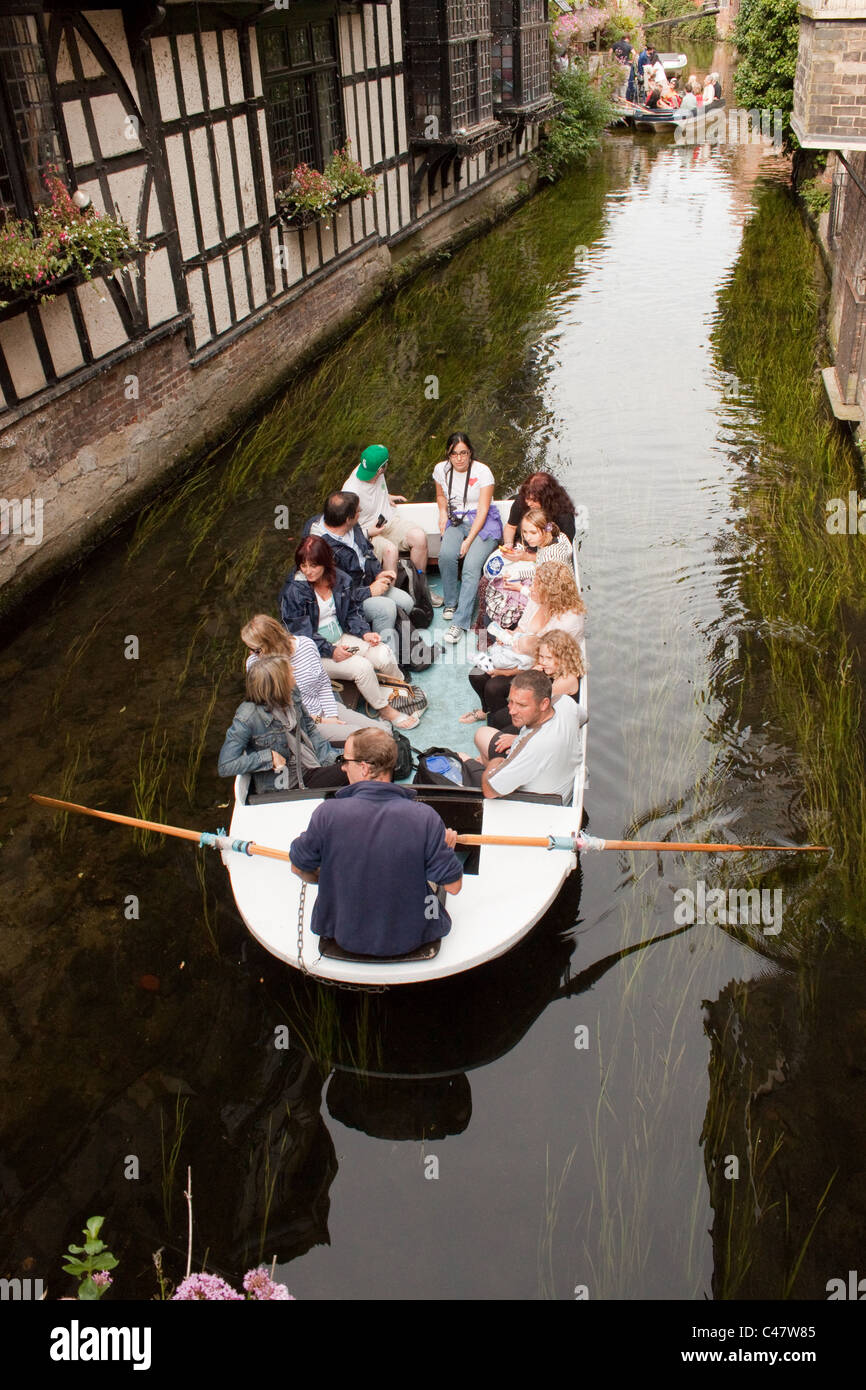 Bootsfahrten auf dem Fluss Stour aus der alten Weber in der High Street.  Eine sehr beliebte Touristenattraktion in der Stadt. Stockfoto