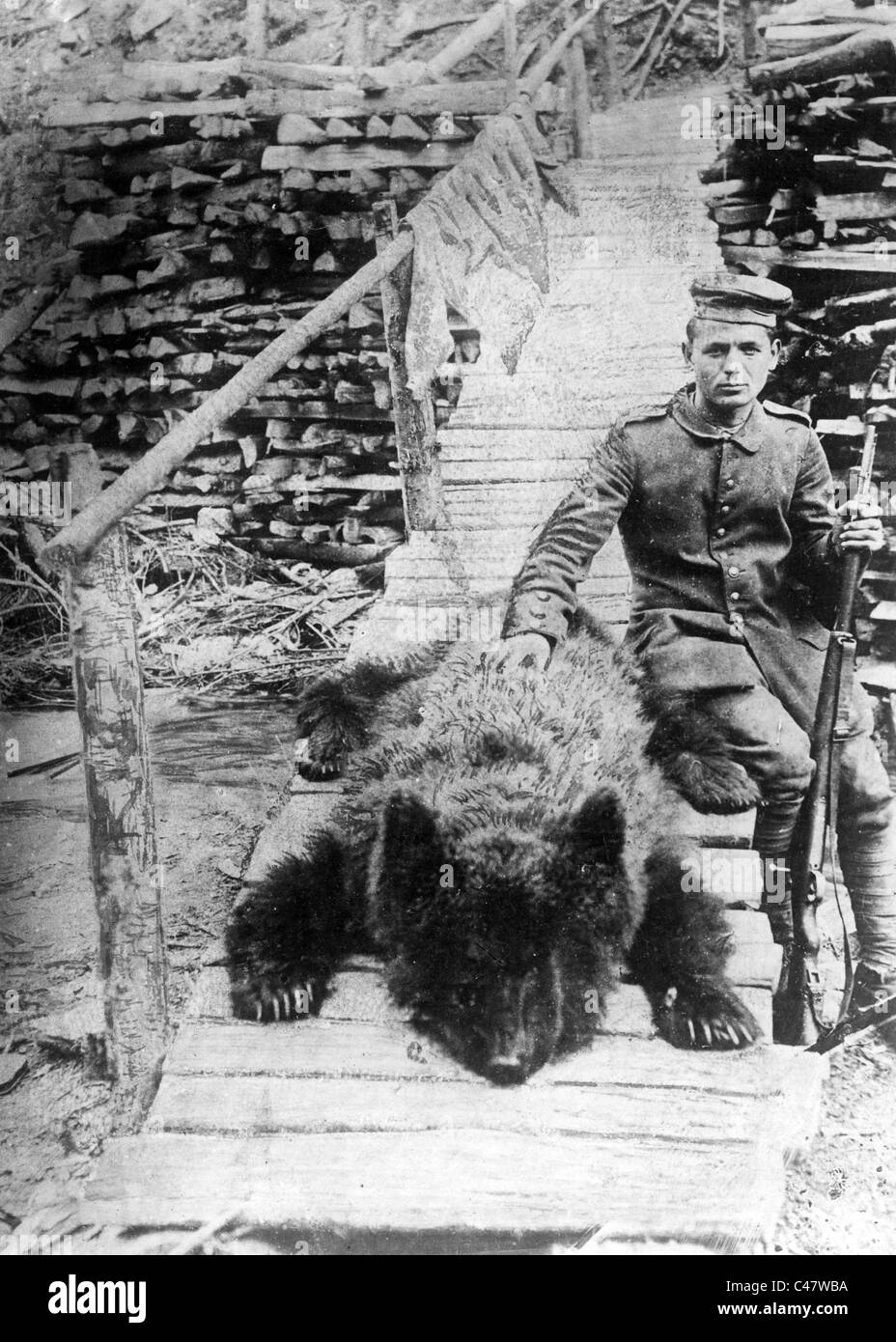 Deutsche Schütze mit einem getöteten Bären, 1917 Stockfoto