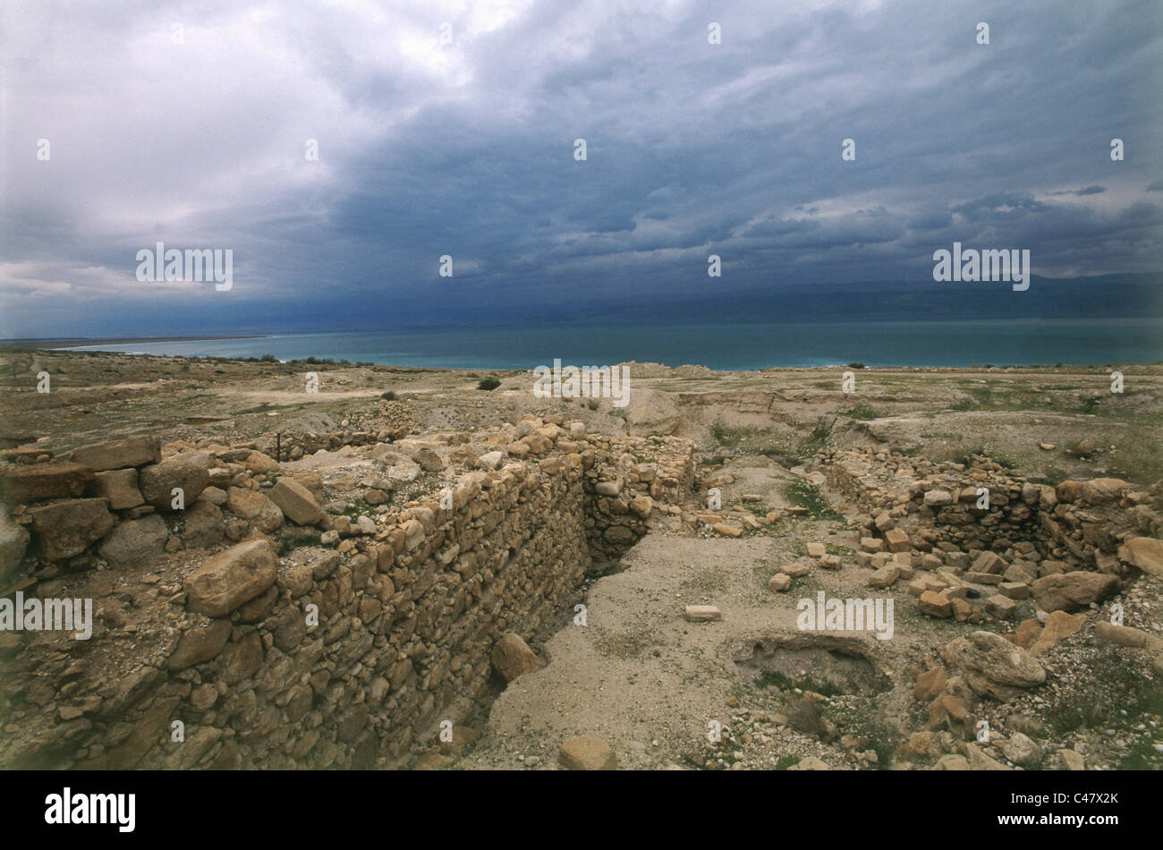 Foto von den Ruinen von Mazin am Toten Meer im winter Stockfoto