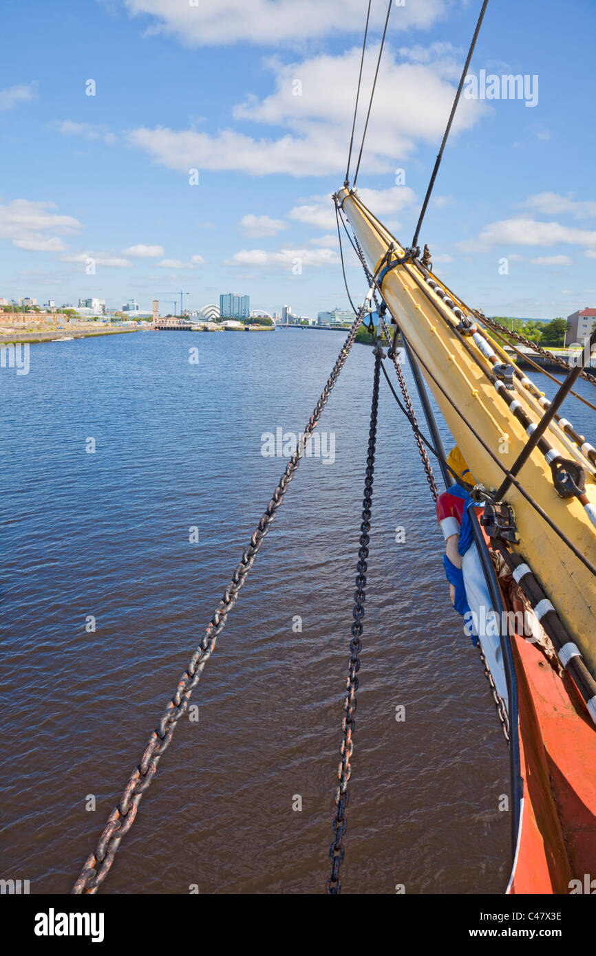 Blick über den Bugspriet die lebhafteste, die "Tall Ship" mit Blick auf den Pazifik Quay/Finnieston Bereichen von Glasgow, Schottland, Vereinigtes Königreich Stockfoto