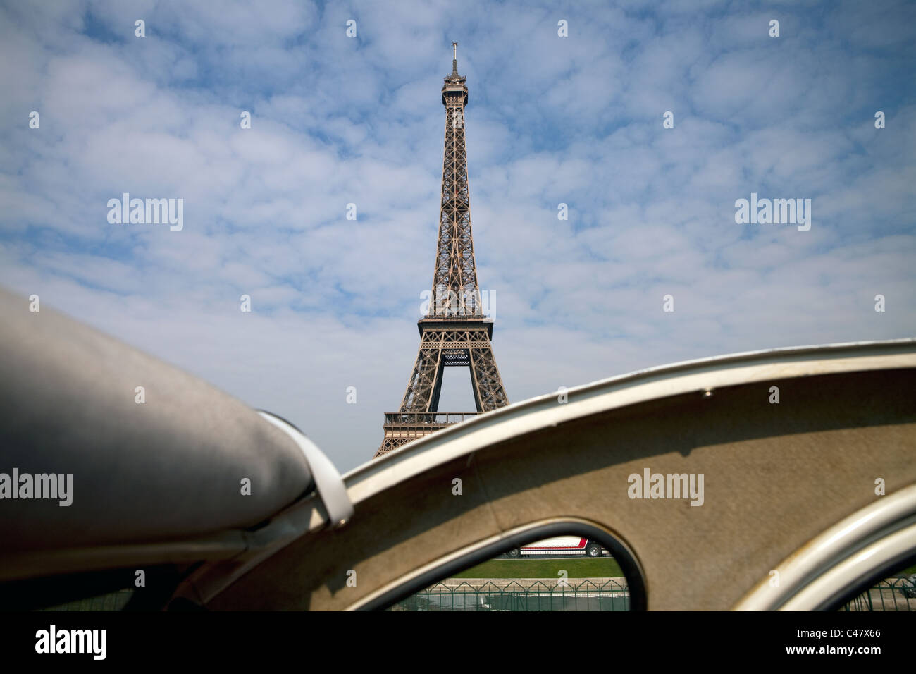 Den Eiffelturm gesehen von einem Citroen 2CV Auto Stockfoto