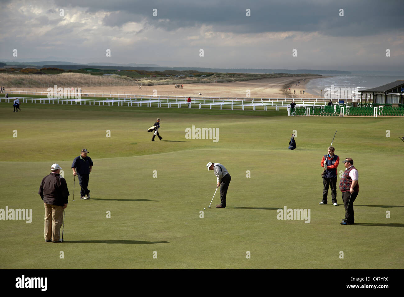 Golfer am 18. Grün der alten Course in St. andrews Stockfoto