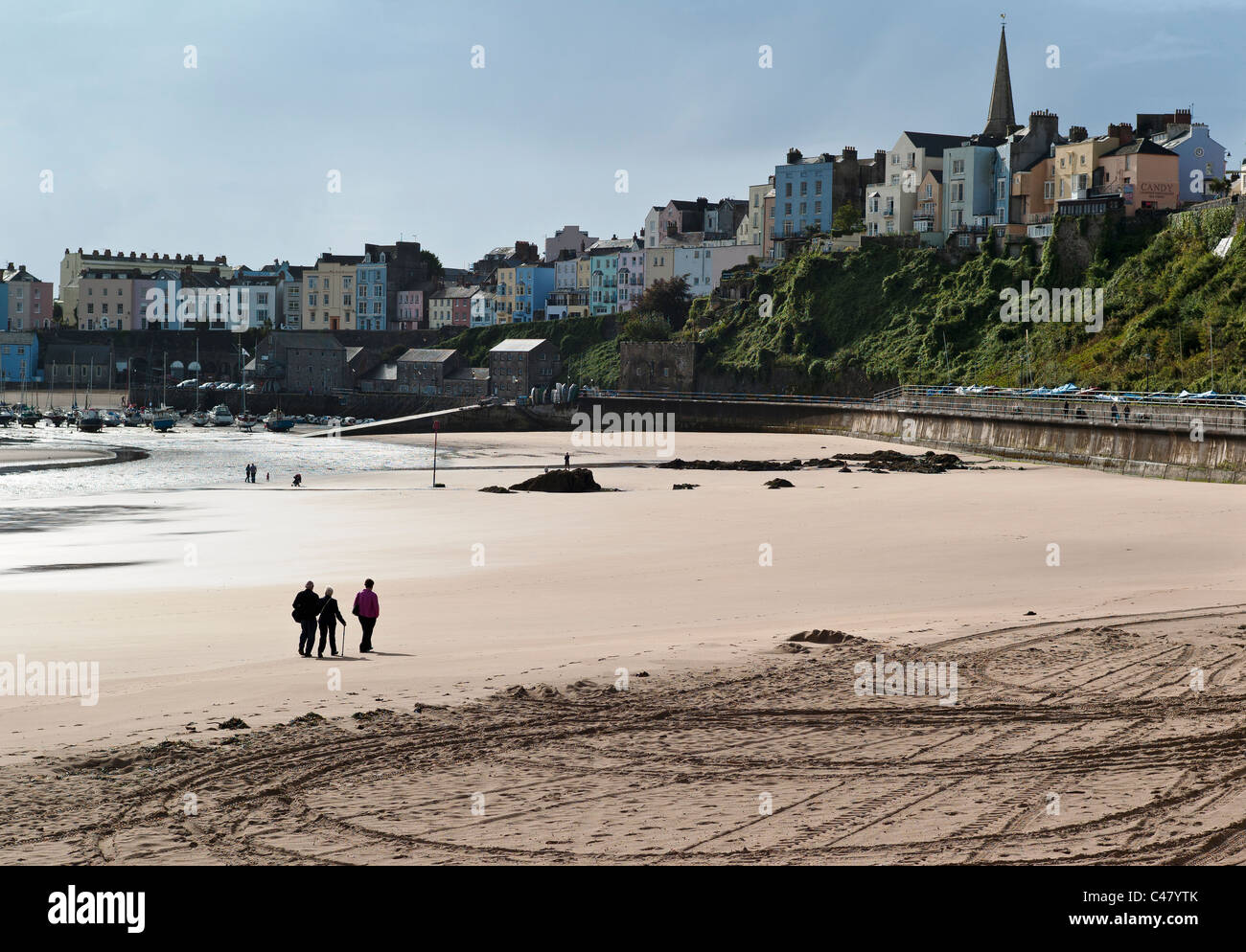 Touristen Flanieren auf Nordstrand in Tenby South Wales UK Stockfoto