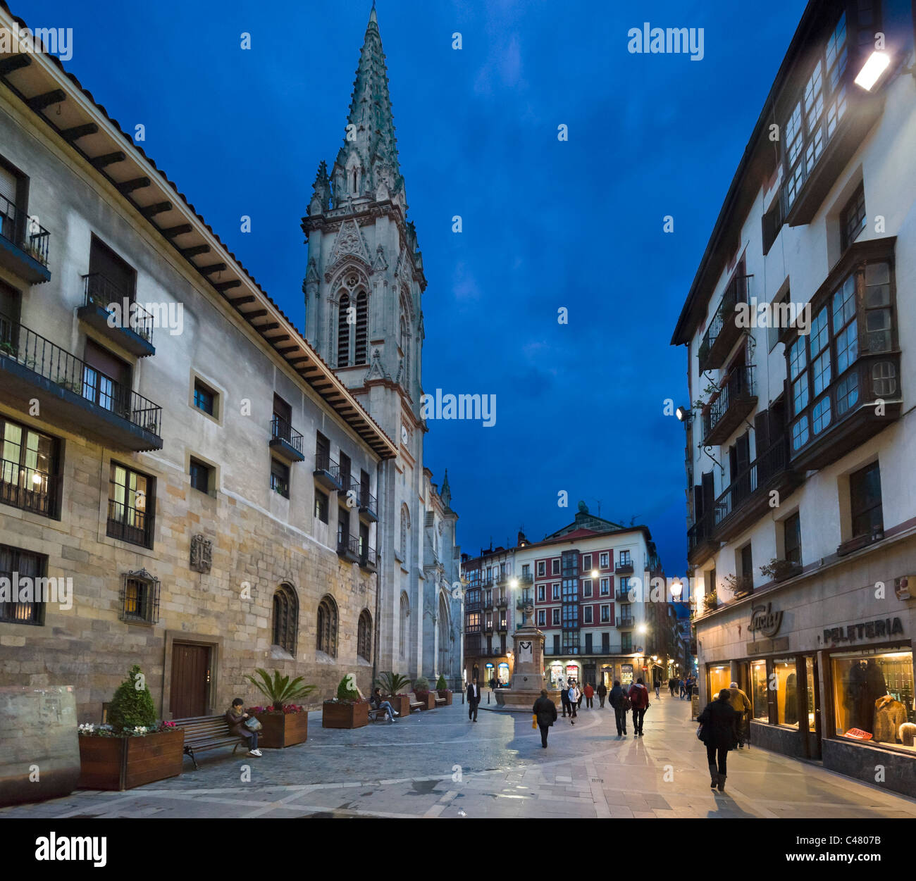 Geschäfte und Catedral de Santiago, historische Altstadt (Casco Viejo), Bilbao, Bizkaia, Baskenland, Spanien Stockfoto