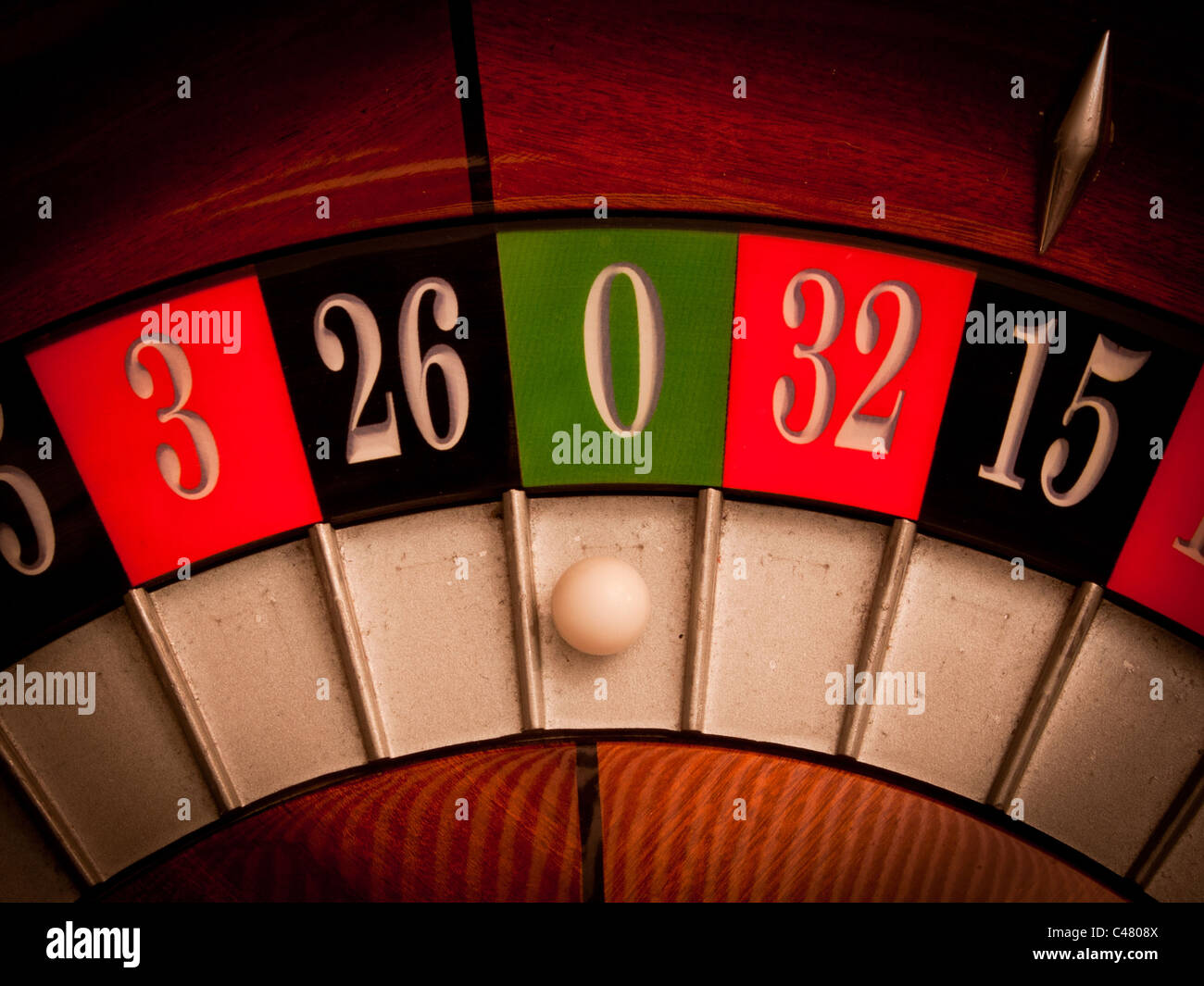 Null Roulette Verlierer. Casino Roulette Rad Nahaufnahme der Kugel auf der Null ...
