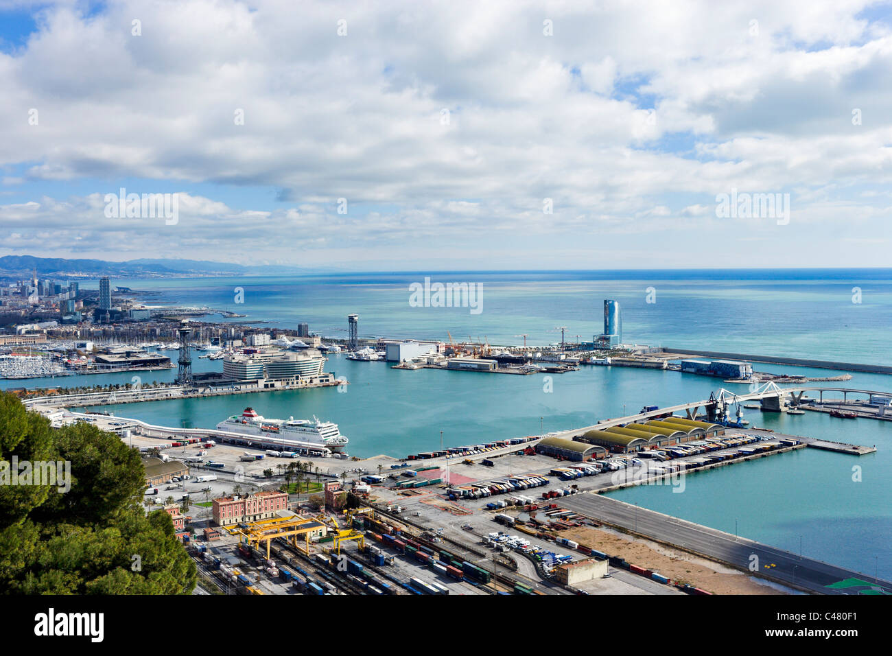 Blick über den Hafen von Barcelona aus dem Castell de Montjuic mit Blick auf den Port Vell, Barcelona, Katalonien, Spanien Stockfoto