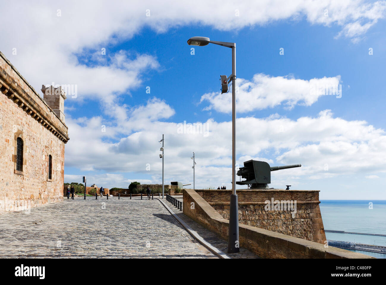 Kanonen auf den Wällen von dem Castell de Montjuic Blick auf den Hafen, Barcelona, Katalonien, Spanien Stockfoto