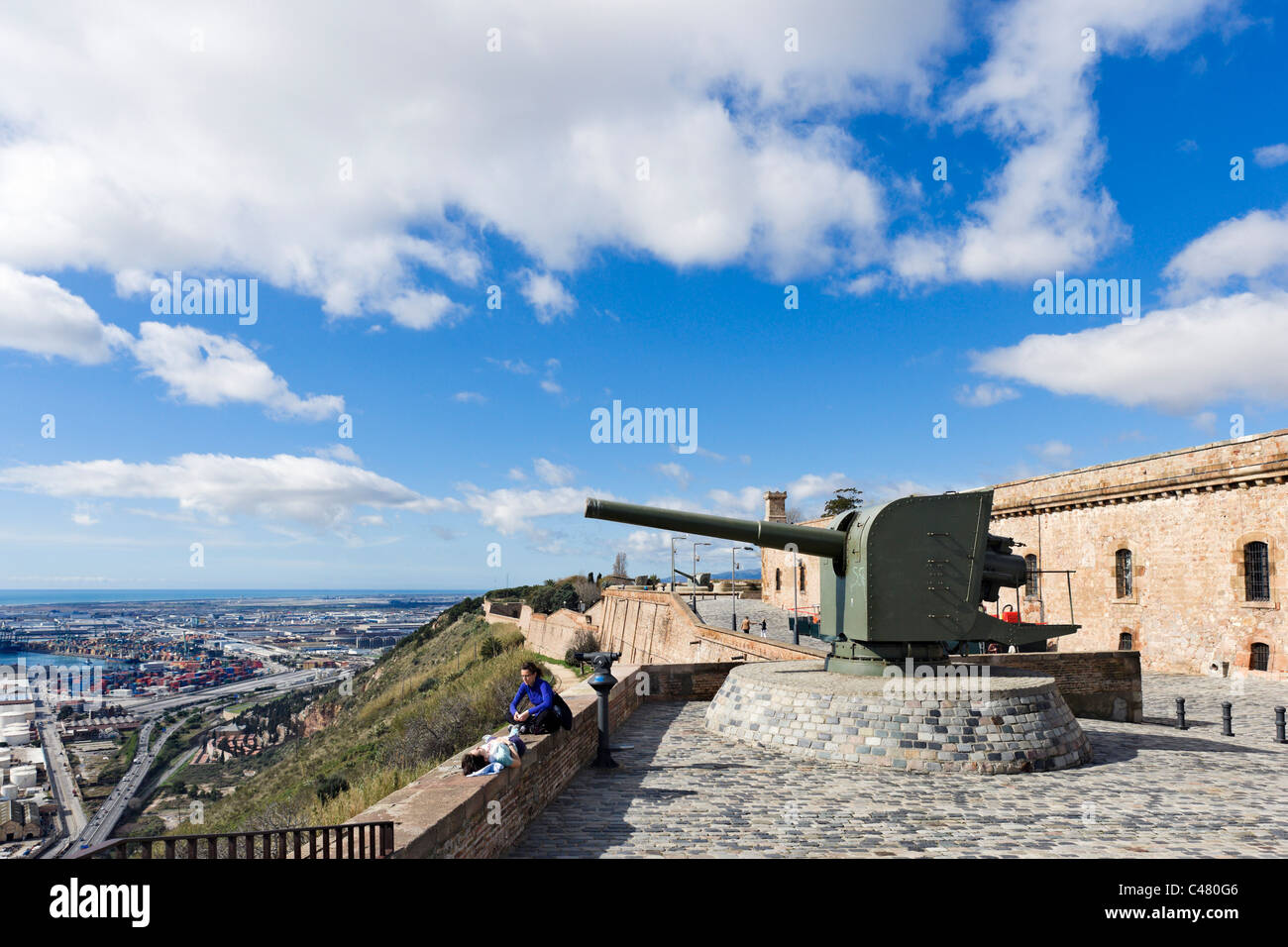 Kanonen auf den Wällen von dem Castell de Montjuic Blick auf den Hafen, Barcelona, Katalonien, Spanien Stockfoto