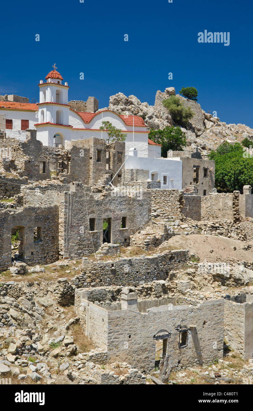 Ruinen in der verlassenen Hügel Stadt von Mikro Chorio auf der Insel Tilos Griechenland Stockfoto