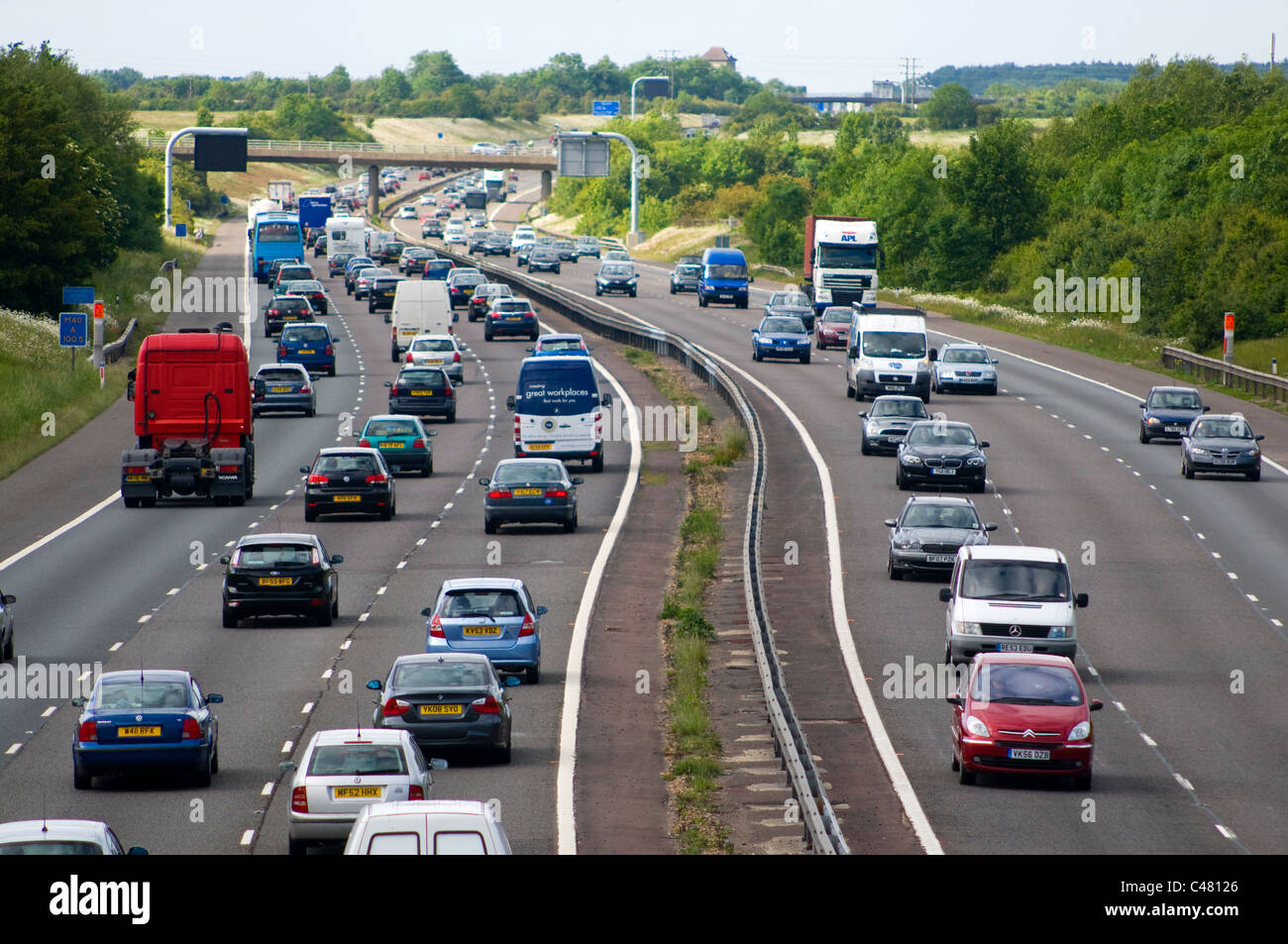 Stark frequentierten Autobahn-Verkehr auf der M40.  Freitag vor ein Wochenende und Feiertagen Stockfoto