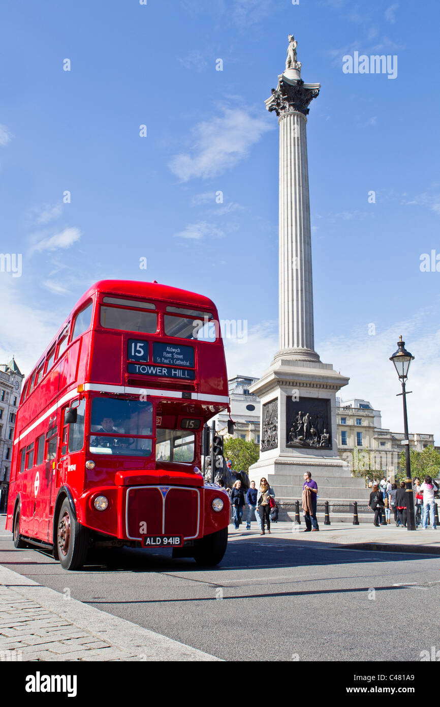 roten London Bus Nelson Säule Trafalgar square Stockfoto