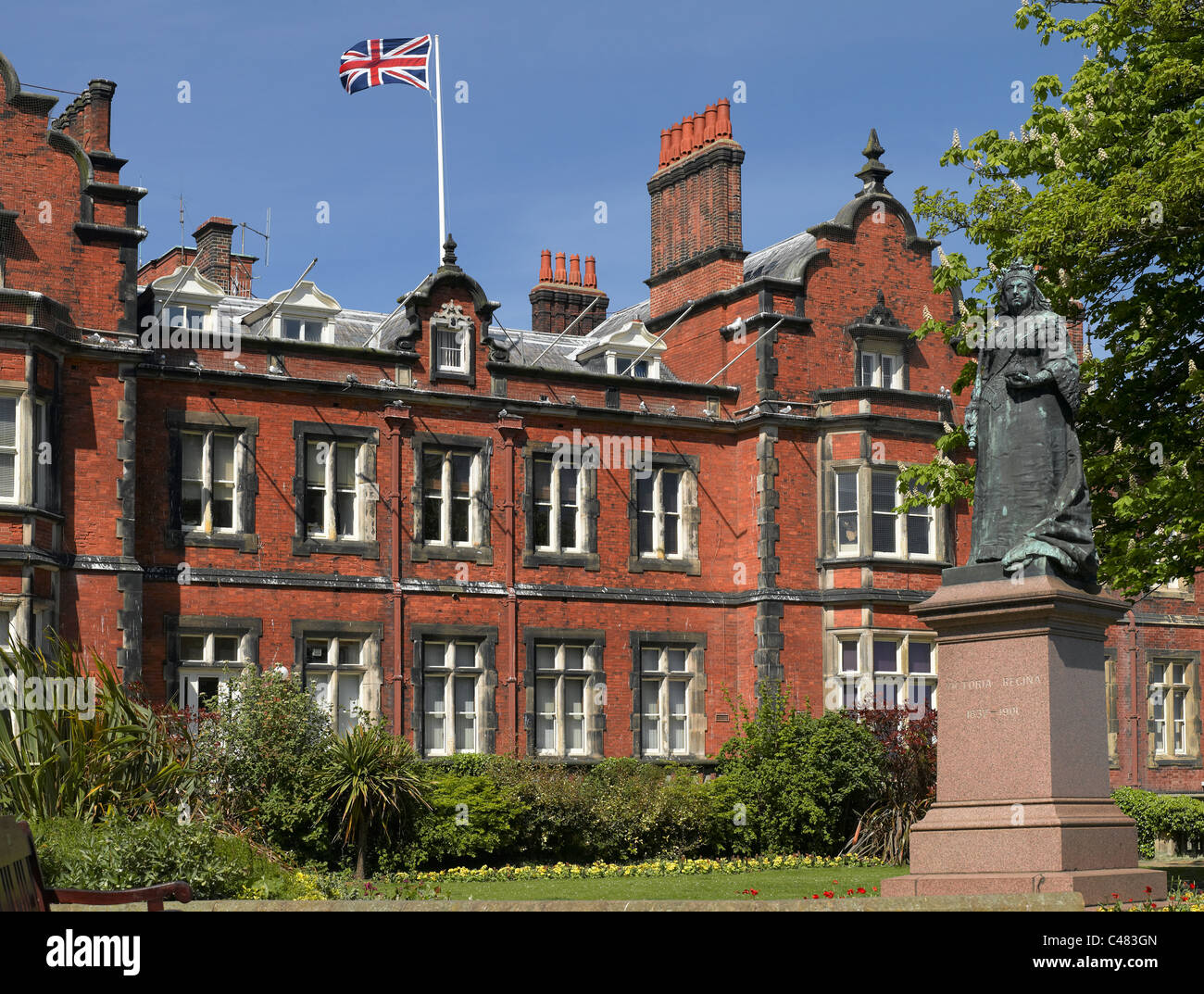 Statue von Königin Victoria und Town Hall Südbucht Scarborough North Yorkshire England UK GB Großbritannien Stockfoto