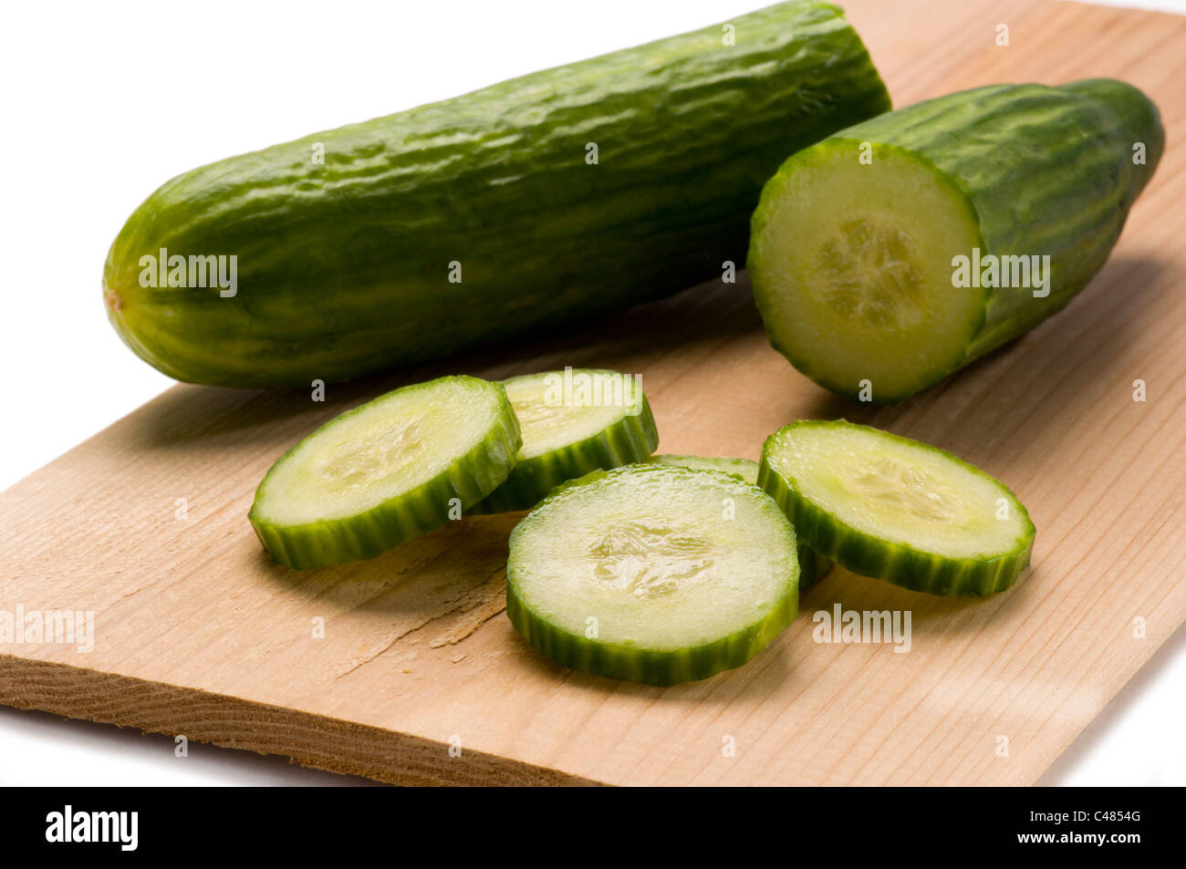 Gurke in Scheiben geschnitten auf Holzplatte Stockfoto